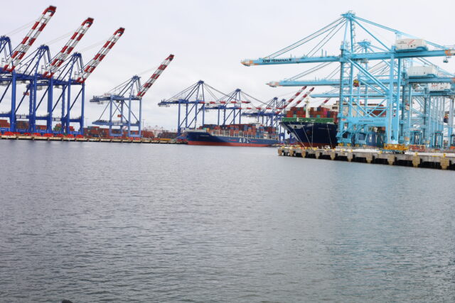 Port-of-LA-containers